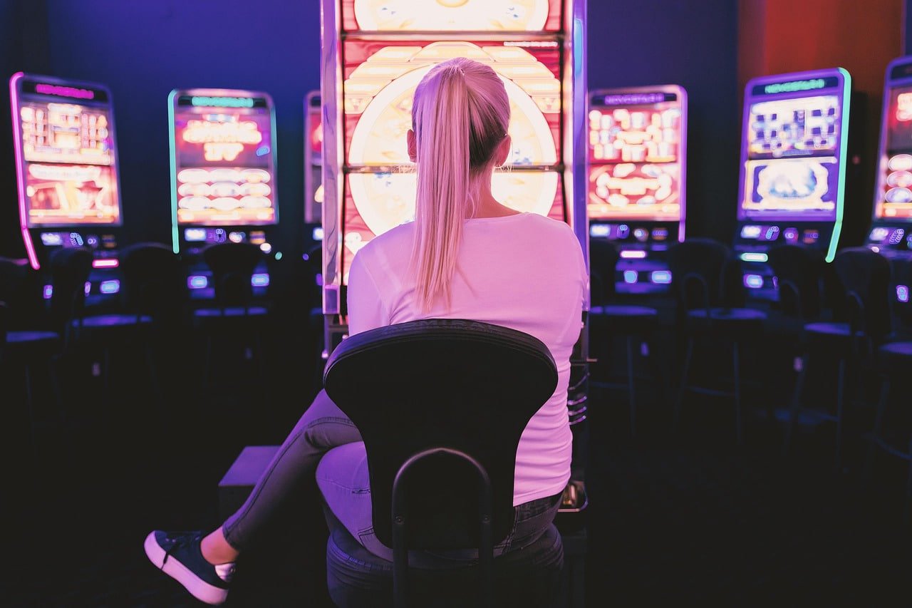 Surya4D Live Casino dengan dealer cantik siaran langsung